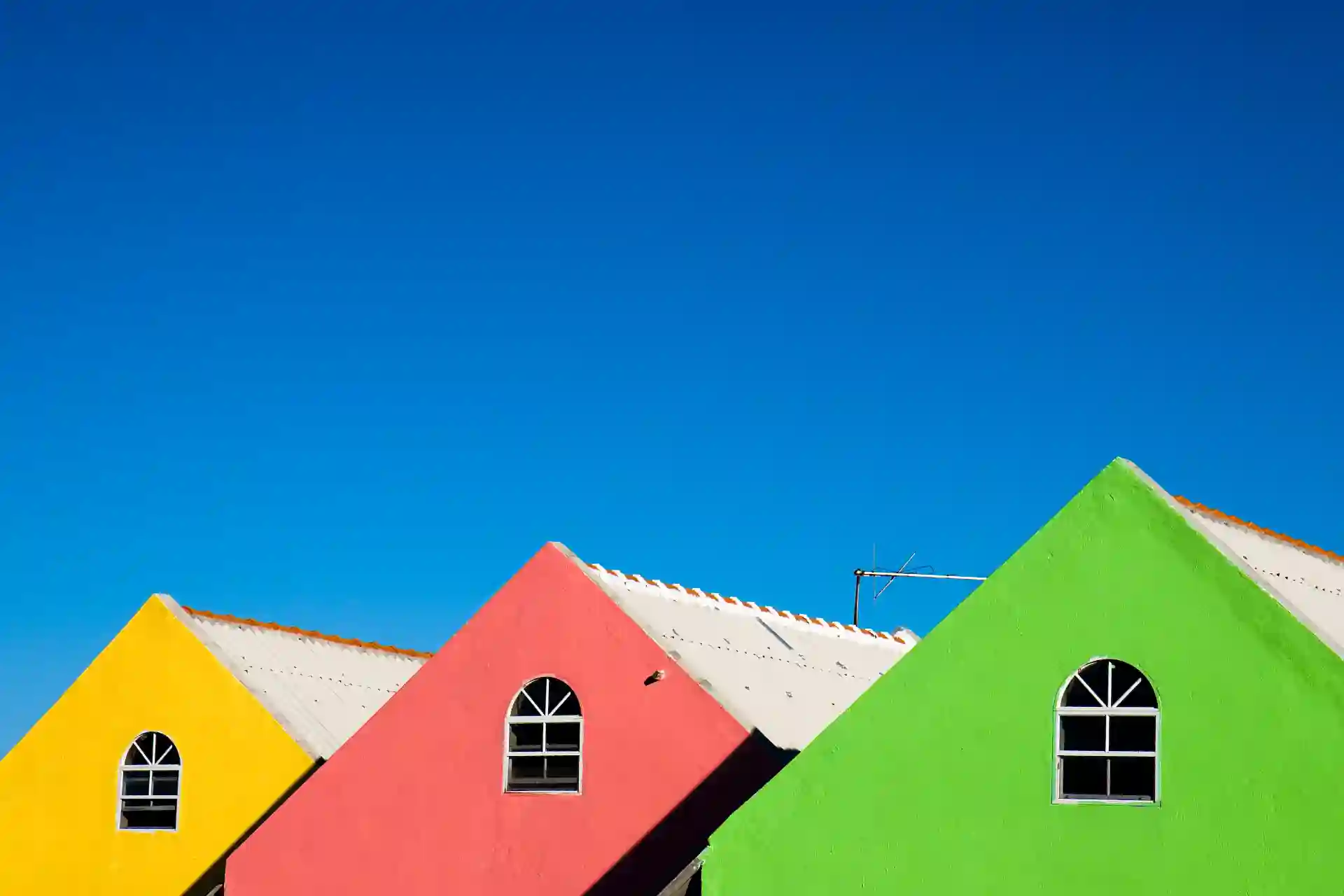 Colorful Curaçao houses with clear blue sky for regional CRM, ERP and software development
